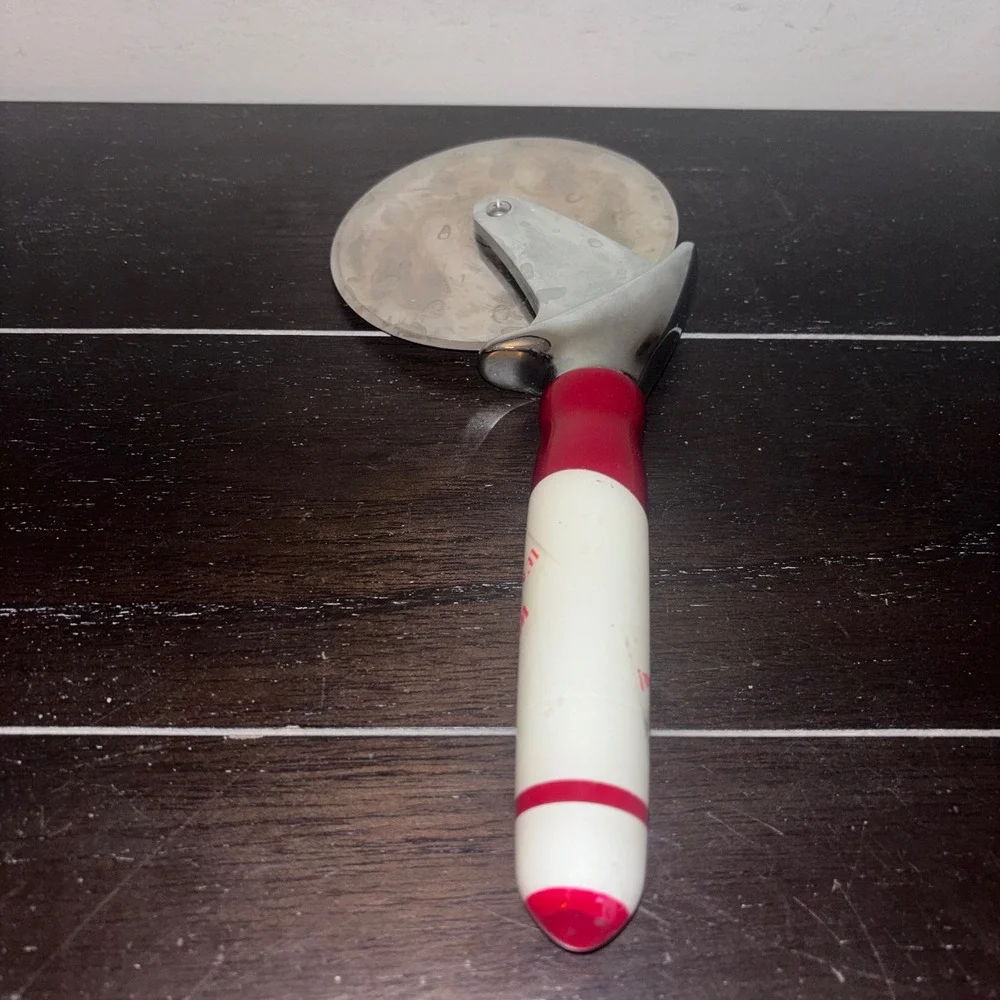 Mama Mia Klein's Pizzeria Pizza Cutter Red Cream‎ Stainless Steel 9 Inch 2018